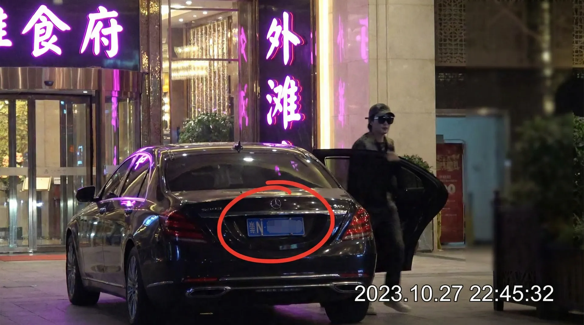 51动漫_51动漫吃瓜爆料 | 全网最全51动漫聚集地 - 豪车餐厅外偷拍